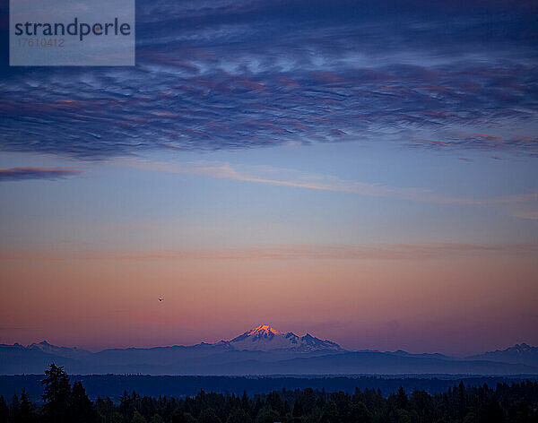 Schneebedeckter Mount Baker vor einem leuchtend rosa Himmel bei Sonnenuntergang; Washington  Vereinigte Staaten von Amerika