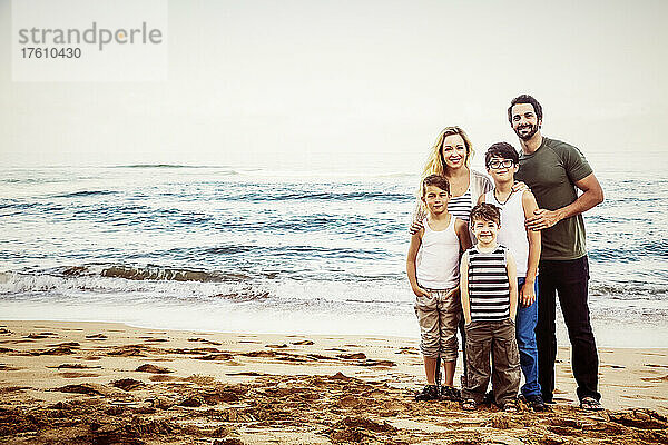 Porträt einer Familie mit drei Jungen am Ka'anapali Beach mit dem Meer im Hintergrund; Ka'anapali  Maui  Hawaii  Vereinigte Staaten von Amerika