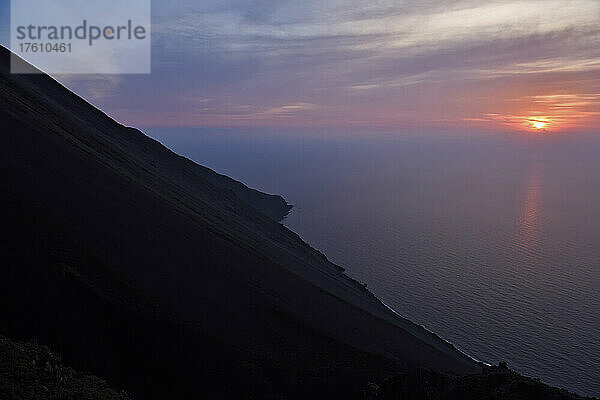 Küstenlinie der Insel Stromboli bei Sonnenuntergang; Insel Stromboli  Italien.