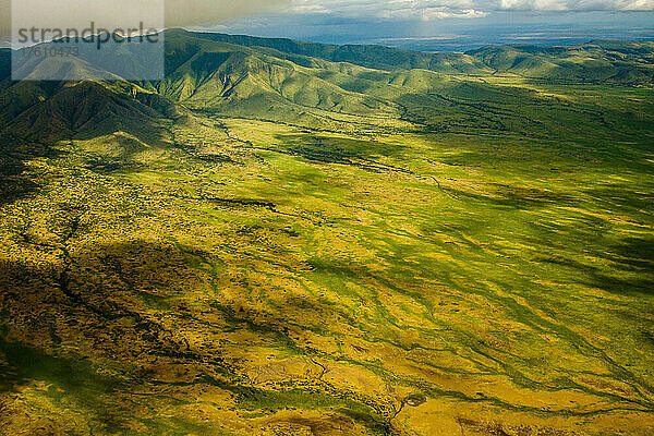 Luftaufnahme von Bergen und Ackerland in der Nähe des Manyara-Sees  Tansania.