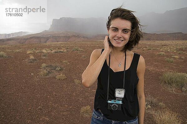 Eine junge Frau fotografiert einen herannahenden Sturm in der Nähe des Grand Canyon.