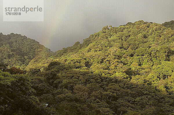 Wolken und ein Regenbogen über dem Monteverde-Regenwald; Monteverde Cloud Forest Reserve  Costa Rica.