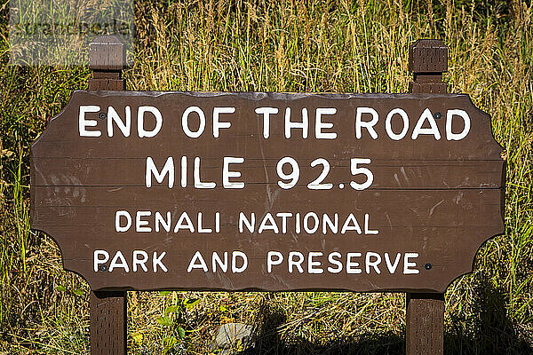 Nahaufnahme des Schildes End of the Road Mile 92.5 am Ende der Park Road im Denali National Park & Reserve an einem sonnigen Tag im Herbst; Denali National Park & Preserve  Inneres Alaska  Alaska  Vereinigte Staaten von Amerika