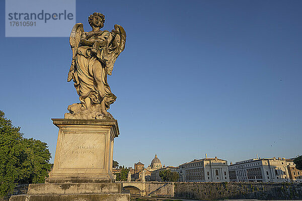 Statue des Engels mit den Peitschen auf der Engelsbrücke; Rom  Italien