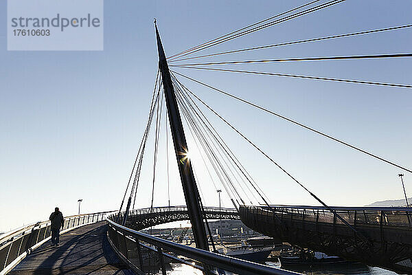 Silhouette einer Fuß- und Radwegbrücke in Pescara  Süditalien; Pescara  Italien.