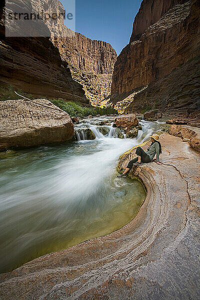 Frau beim Entspannen  Havasu Creek  Havasu Canyon  Grand Canyon  Arizona.