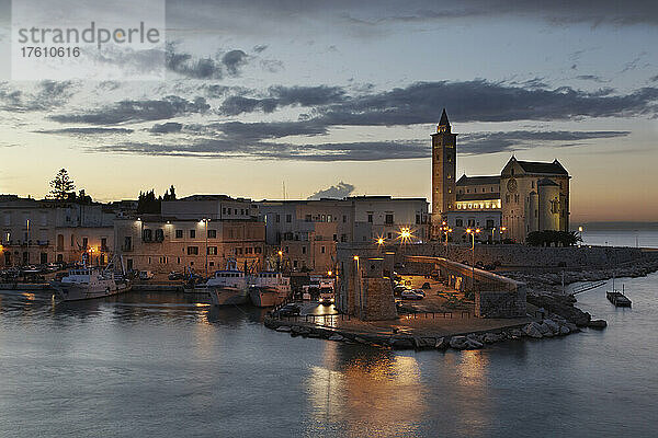 Blick auf den Fischerhafen von Trani in der Abenddämmerung; Trani  Apulien  Italien.