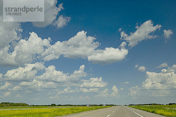 Großer Himmel über einer flachen Landschaft mit Highway 1  dem Trans-Canada Highway über die kanadischen Prärien; Saskatchewan  Kanada