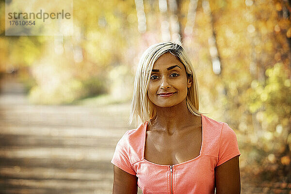 Kopf-Schulter-Porträt einer Frau im Freien in einem Park im Herbst; Edmonton  Alberta  Kanada