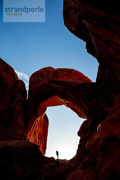 Silhouette eines professionellen Surfers  der den Arches National Park erkundet.