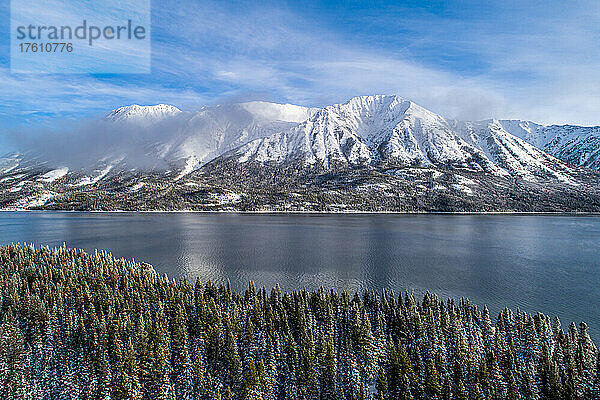 Wunderschöne Landschaft des Tutshi-Sees mit schneebedeckten Bergen im zeitigen Frühjahr; British Columbia  Kanada