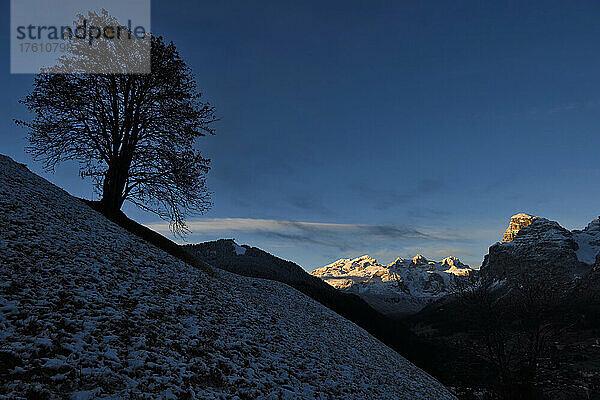 Sonnenlicht scheint auf die Conturines-Spitze in den italienischen Dolomiten; Cortina d'Ampezzo  Dolomiten  Italien.