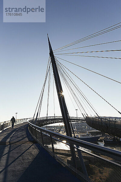 Silhouette einer Fuß- und Radwegbrücke in Pescara  Süditalien; Fluss Pescara  Pescara  Provinz Abruzzen  Italien.