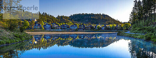 Wohnhäuser in einer Gemeinschaft um den Still Pond bei Sonnenaufgang in Kelowna  BC  Kanada; Kelowna  British Columbia  Kanada