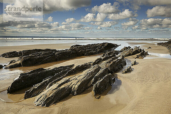 Felsen und Tümpel an einem Strand bei Ebbe in Saunton Sands  Devon  England  Großbritannien; Saunton Sands  Braunton  Barnstaple  Nord-Devon  Südwest-England  Großbritannien  Vereinigtes Königreich.