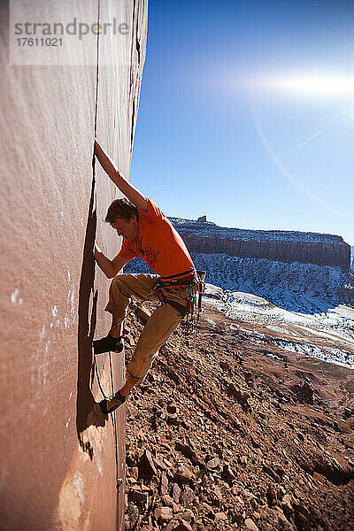 Ein Kletterer klettert traditionell Desert Moon   eine 5.11 an der Catwall.