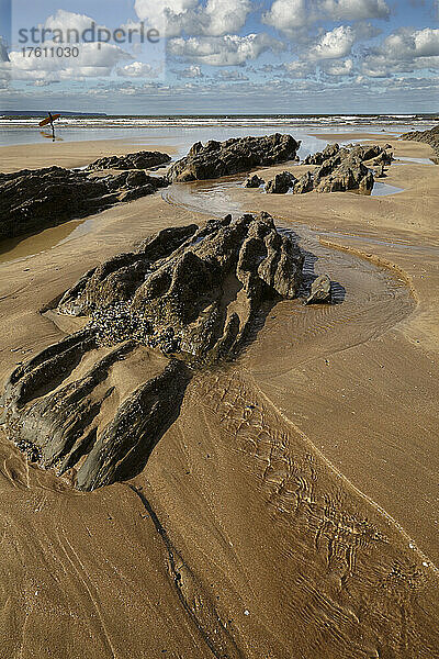 Felsen und Tümpel an einem Strand bei Ebbe in Saunton Sands  Devon  England  Großbritannien; Saunton Sands  Braunton  Barnstaple  Nord-Devon  Südwest-England  Großbritannien  Vereinigtes Königreich.