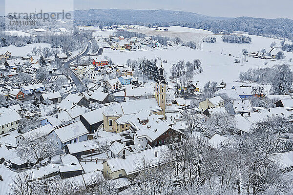 Blick von der Burgruine in Brennberg  Deutschland an einem verschneiten Wintertag; Brennberg  Bayern  Deutschland
