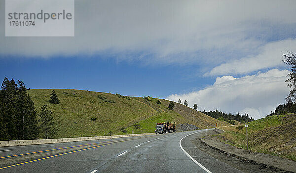 Holzfällerfahrzeug auf einem Highway in British Columbia; British Columbia  Kanada