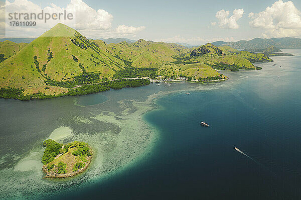 Blick auf Boote  die zu und von einer Insel im Komodo-Nationalpark fahren; Ost-Nusa Tenggara  Kleine Sunda-Inseln  Bali  Indonesien