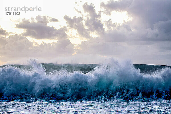 Mächtige Wellen brechen an der Nordküste von Oahu.