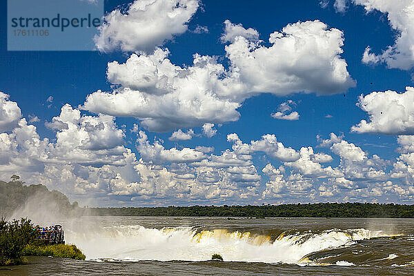 Blick auf die Spitze der mächtigen Kaskaden am Teufelsschlund der Iguazu-Fälle.