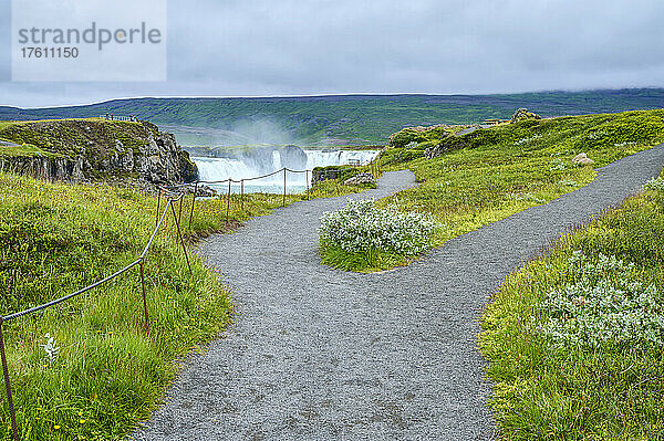 Verzweigter Fußweg zum Godafoss-Wasserfall des Skjálfandafljót-Flusses; Fossholl  Nordurland Eystra  Island