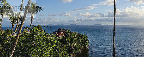 Blick auf die Bucht von Samana vom Grand Bahia Principe Cayacoa Hotel auf den Klippen von Samana  mit Blick auf das Meer; Halbinsel Samana  Dominikanische Republik  Karibik