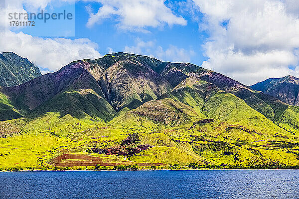 Die zerklüftete Landschaft der Insel Maui unter einem blauen Himmel mit Wolken; Maui  Hawaii  Vereinigte Staaten von Amerika