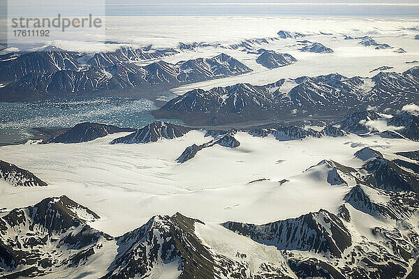 Luftaufnahme von alpinen Gletschern und Fjord  Spitzbergen  Svalbard  Norwegen.