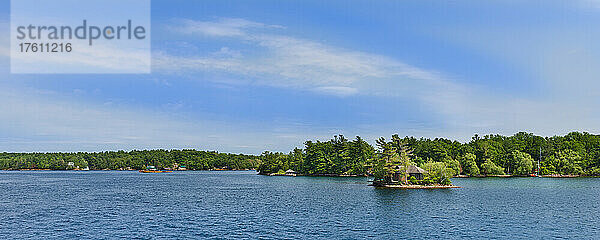 Thousand Islands  eine nordamerikanische Inselgruppe mit 1 864 Inseln  die sich im Sankt-Lorenz-Strom über die Grenze zwischen Kanada und den USA erstreckt; Ontario  Kanada