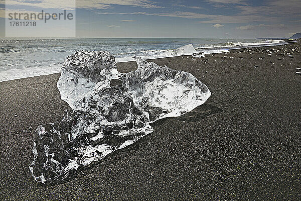 Eis am Küstenstrand außerhalb der Lagune von Jokulsarlon  Island; Jokulsarlon  Vatnajokull-Eiskappe  Island.