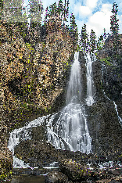 Über die Klippen fließende Crystal Falls  entstanden durch den Abfluss des Cascade Creek im Yellowstone National Park; Wyoming  Vereinigte Staaten von Amerika