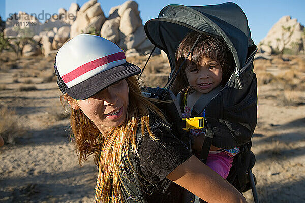 Eine junge Mutter wandert mit ihrer Tochter in der Wüste des Joshua Tree National Park.