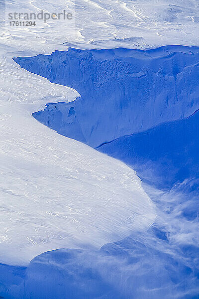 Eine Wächte  eine überhängende Schneekante  die durch den Wind entsteht  der den Schnee über den Kamm bläst.