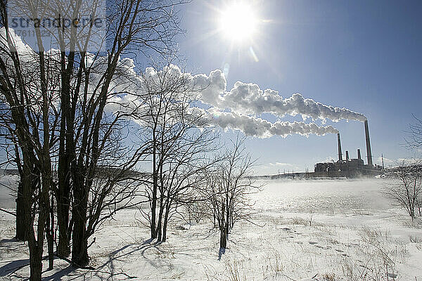 Kohlekraftwerk im Winter mit Abgasen  die gegen den Wind wehen; Mount Storm  West Virginia