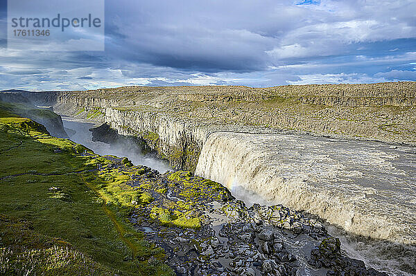 Dettifoss-Wasserfall im Sommer  Jökulsargljufur-Schlucht  Vatnajokull-Nationalpark; Dettifoss  Nordurland  Island