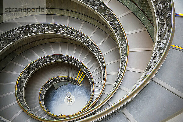 Bramante-Treppe  die Wendeltreppe im Pio-Clementine-Museum  Vatikanmuseum; Vatikanstadt  Rom  Italien