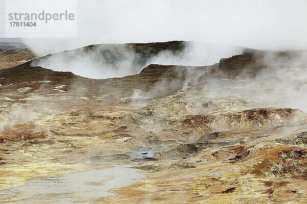 Heiße Quellen und Fumarolen von Gunnuhver in Reykjanesviti  Island; Reykjanesviti  Grindavik  Halbinsel Reykjanes  Island.