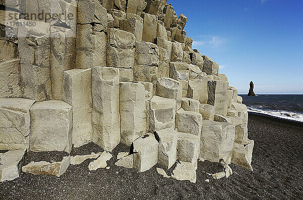 Vulkanische Basaltklippen und schwarzer Strand an der Südküste von Island; Vik  Island.