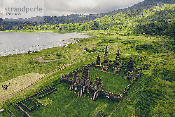Luftaufnahme von Pura Ulun Danu Tamblingan  balinesischer Hindu-Tempel am Tamblingan-See; Tamblingan-See  Regentschaft Buleleng  Bali  Indonesien