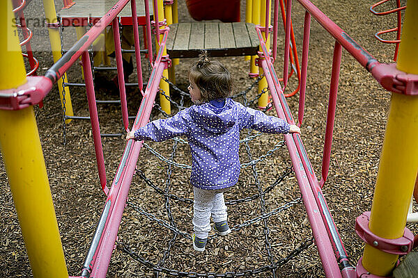 Mädchen im Vorschulalter auf einem Spielplatz; North Vancouver  British Columbia  Kanada