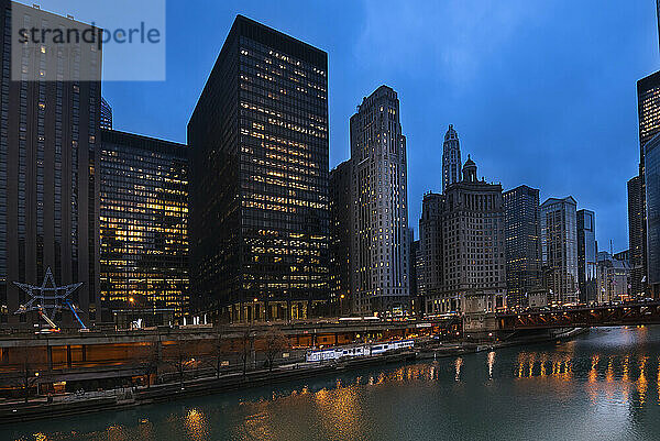 Stadtbild von Chicago und Chicago River; Chicago  Illinois  Vereinigte Staaten von Amerika