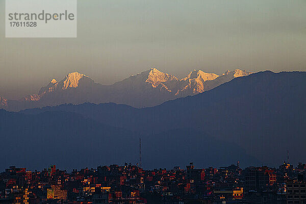 Kathmandu bei Sonnenaufgang und der Himal Ganesh.