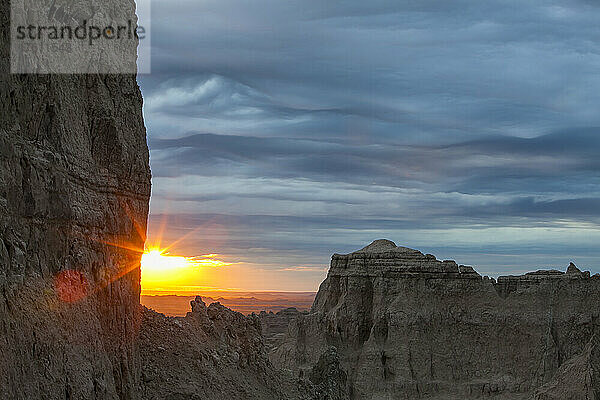 Die Sonne geht über dem Badlands National Park auf; South Dakota  Vereinigte Staaten von Amerika