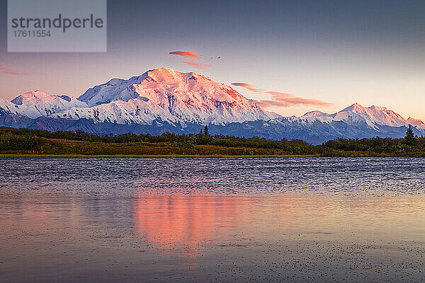 Sonnenuntergang auf dem Mount Denali (McKinley)  der sich in den Wellen des Denali-Reflexionsteichs spiegelt; Denali National Park and Reserve  Interior Alaska  Alaska  Vereinigte Staaten von Amerika