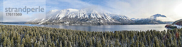 Panoramaluftbild der schönen Landschaft des Tutshi-Sees mit schneebedeckten Bergen im Winter; Yukon  Kanada