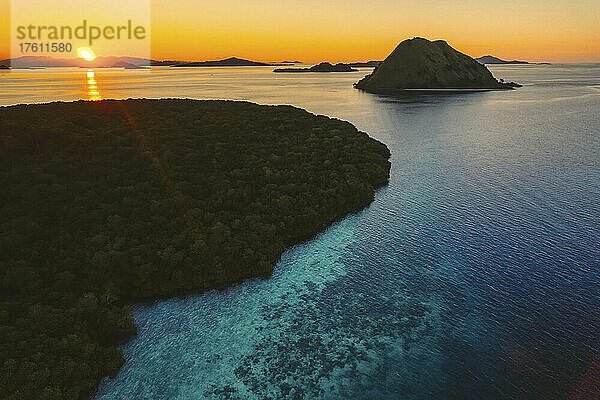 Luftaufnahme der silhouettierten Inseln des Komodo-Nationalparks  der Heimat des berühmten Komodo-Drachen  bei Sonnenuntergang; Kleine Sunda-Inseln  Indonesien