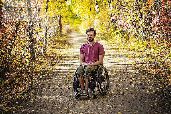 Porträt eines querschnittsgelähmten Mannes in einem Rollstuhl im Freien in einem Park im Herbst; Edmonton  Alberta  Kanada