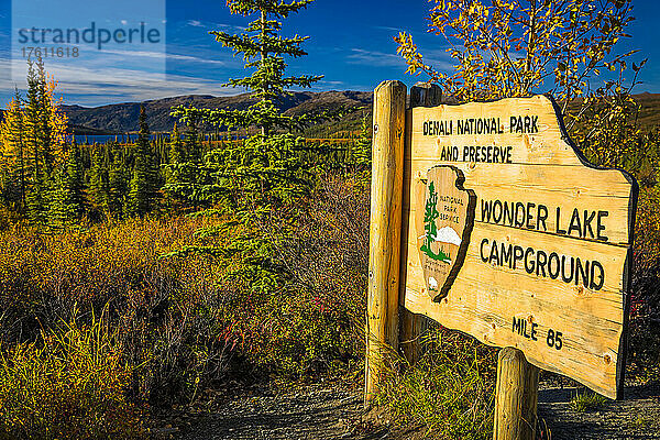 National Park Services Schild für Wonder Lake Campground  Meile 85 der Park Road  mit Wonder Lake im Hintergrund im Herbst; Denali National Park and Preserve  Interior Alaska  Alaska  Vereinigte Staaten von Amerika